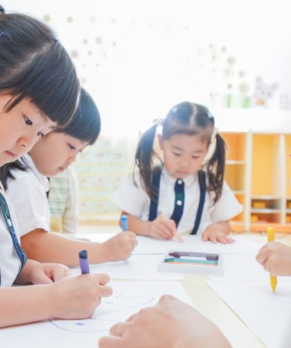 おえかきをする幼児たち