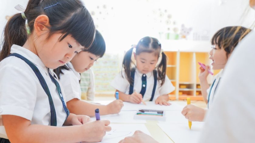 おえかきをする幼児たち