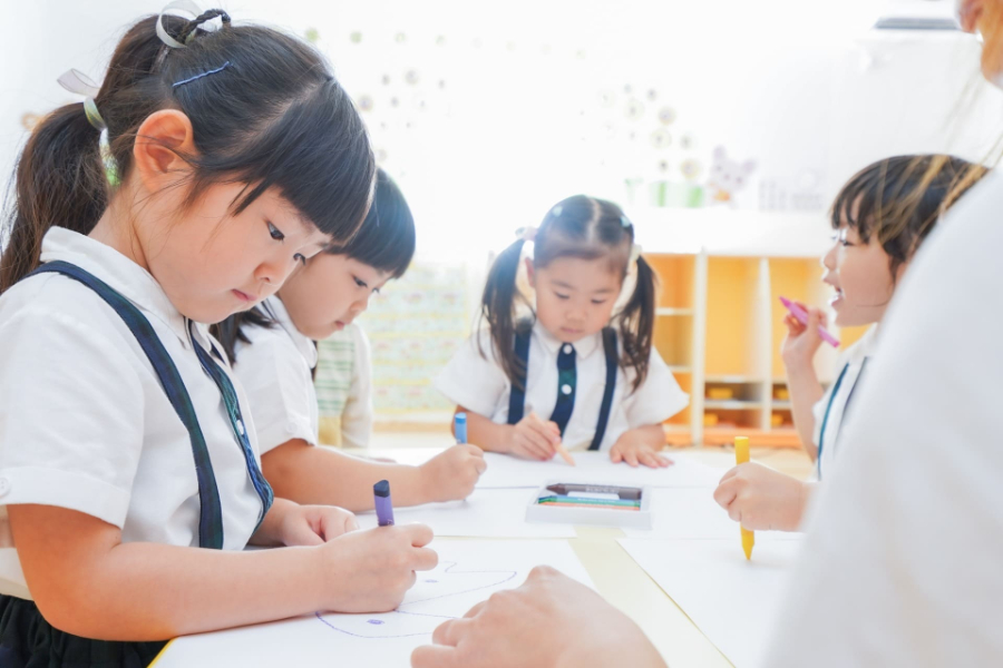 おえかきをする幼児たち